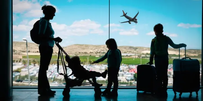 Meilleure poussette compacte cabine 2026 : Le comparatif ultime (testé en avion )